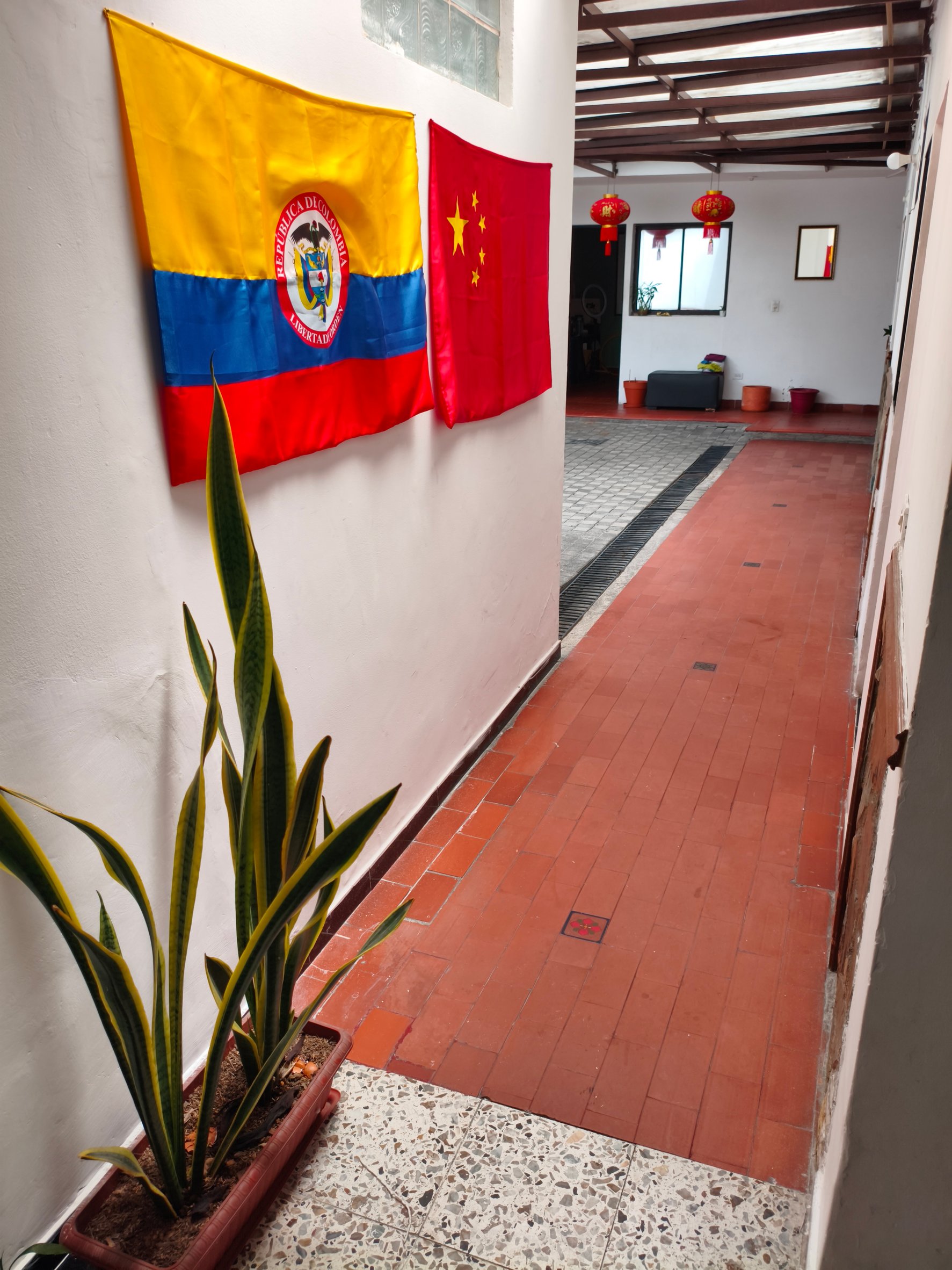 Banderas de Colombia y China en el pasillo de XIHU