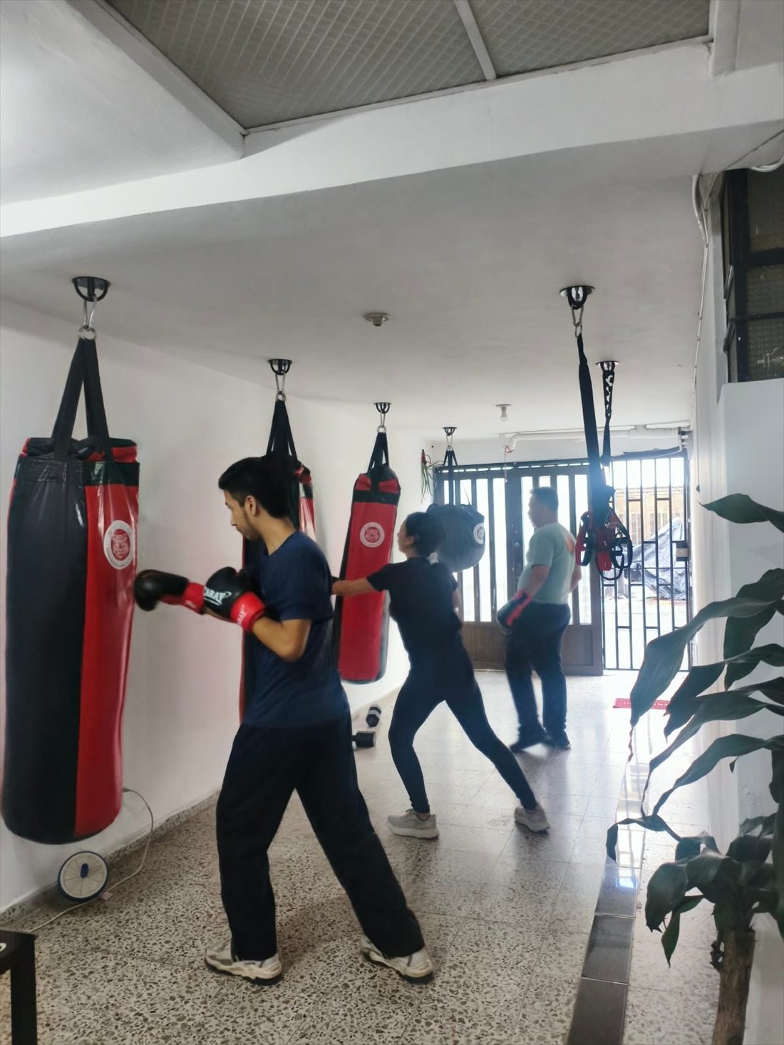 Clase de golpeo de saco con dos alumnos en XIHU, Medellín