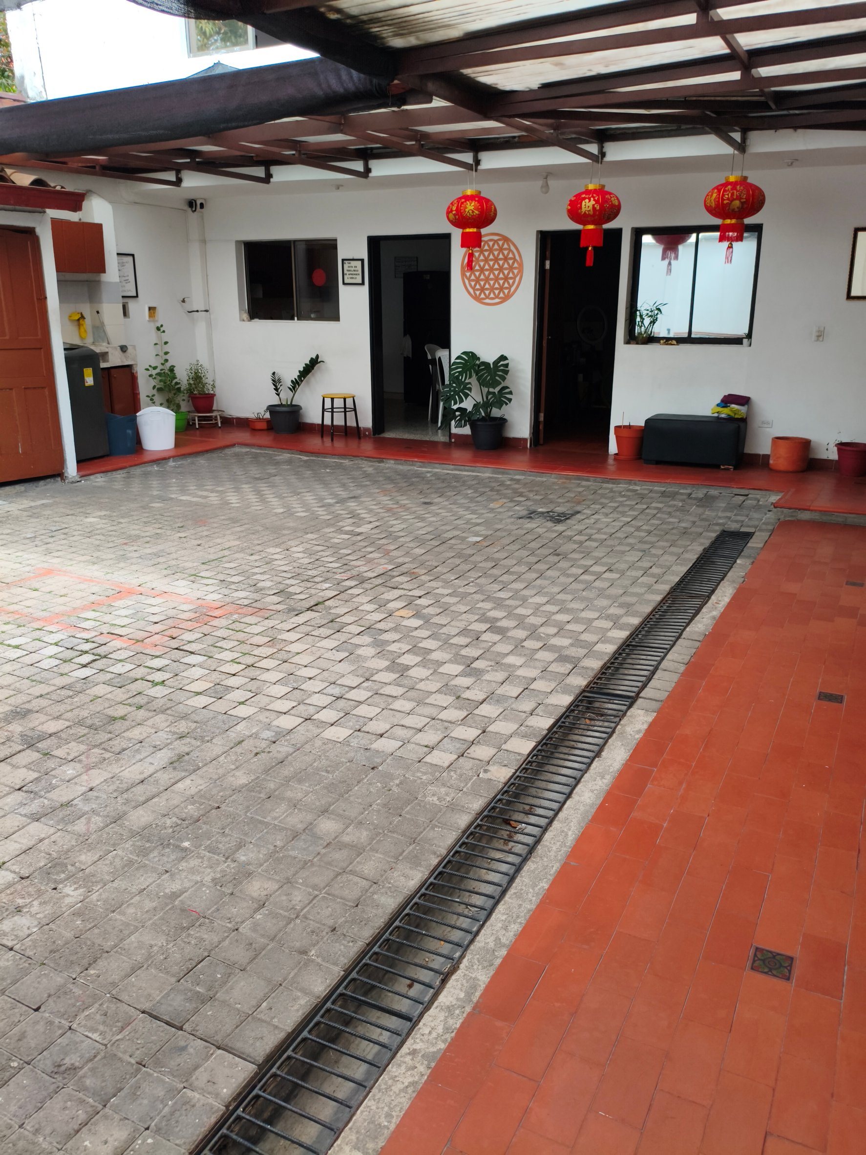 Patio de entrenamiento de XIHU en Laureles, Medellín, con faroles chinos rojos