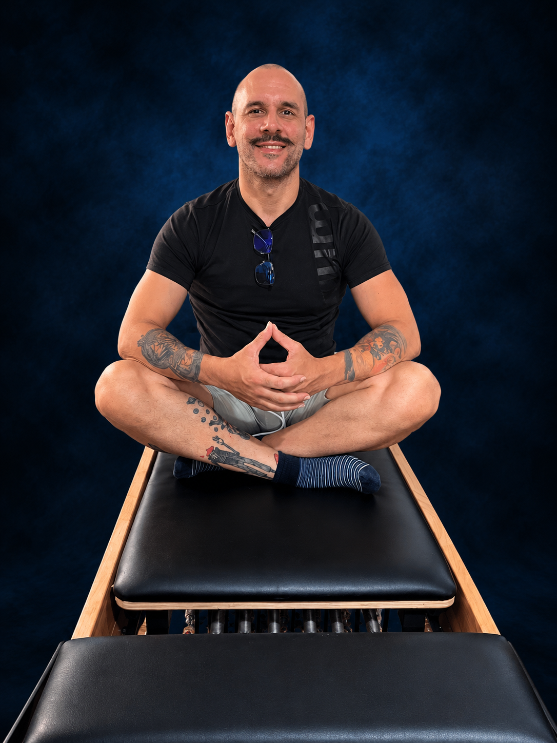 Alfonso LeónGómez Navas, instructor de Pilates, en el Reformer en postura de loto