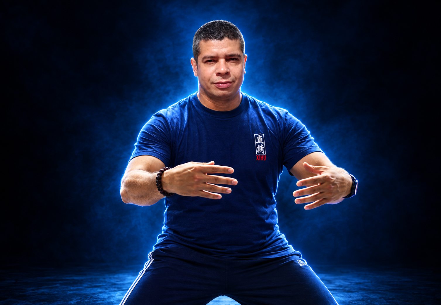 Harold González Paz en postura de qi gong con las manos abiertas