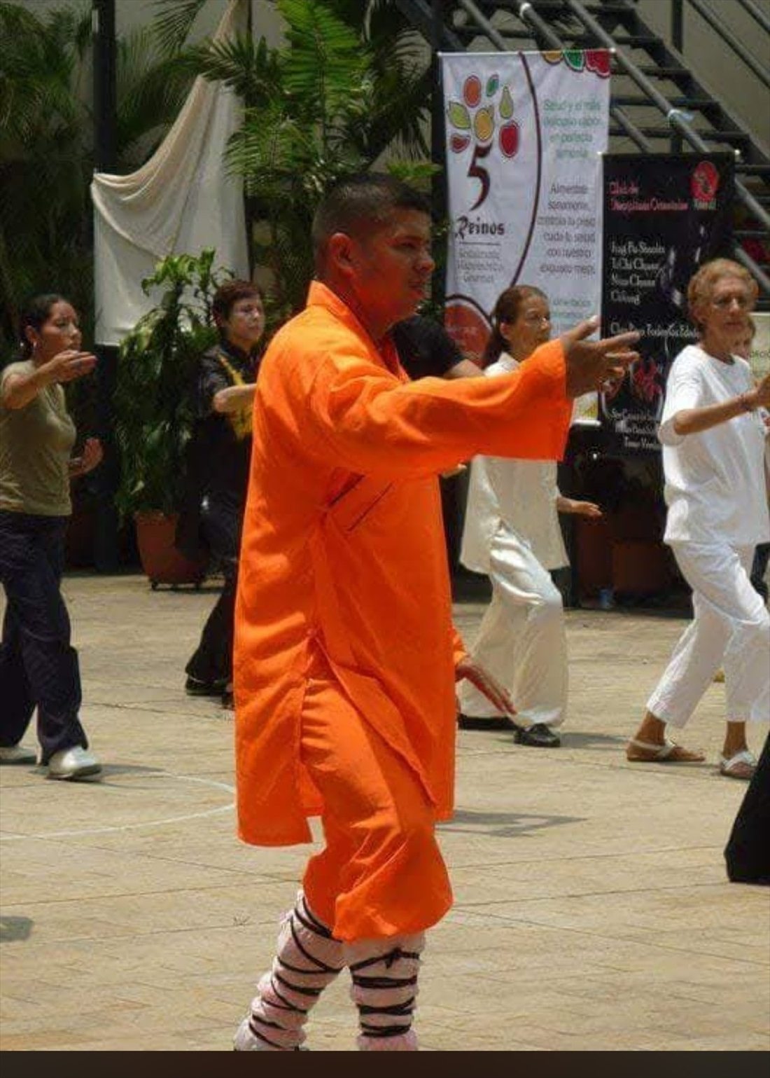 Demostración de tai chi al aire libre en Medellín